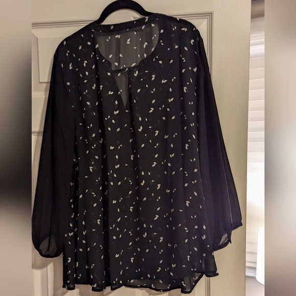 Maurices Black and White Feather Print Blouse size 3 - Picture 7 of 7